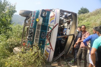 पाँचथर बस दुर्घटना अपडेट : ६४ घाइतेमध्ये २ को मृत्यु, अन्यको उपचार हुँदै
